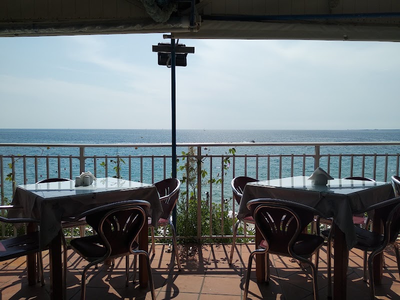 Makris Yialos Restaurant & Beach Bar